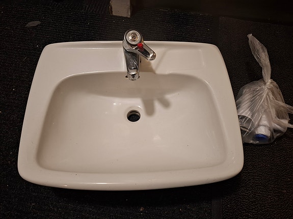 Pesuallas valkoinen keraaminen