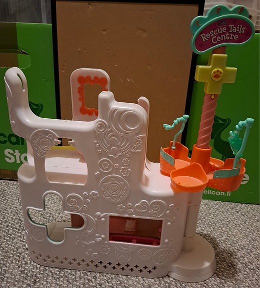 Littles petshop sairaala, kantokoppa ja yksi petsi.