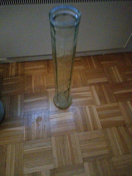 Lasinen korkea ruukku
