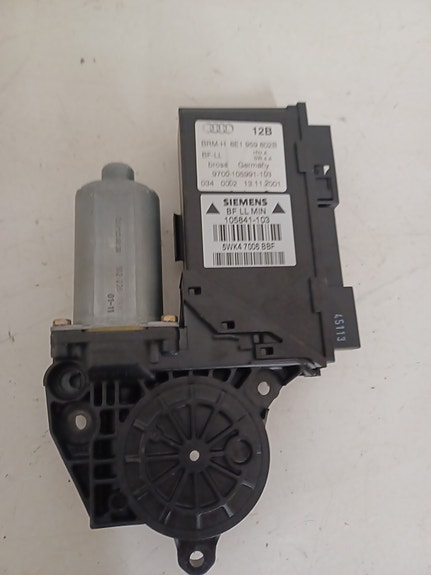 Audi A4 2002 1.8T Lasinnostimen moottori oikea etu 8E1959802G