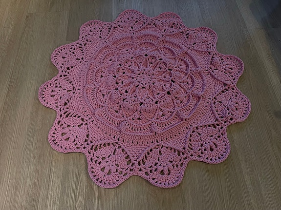 Virkattu vaaleanpunainen matto, halk. 92cm.
