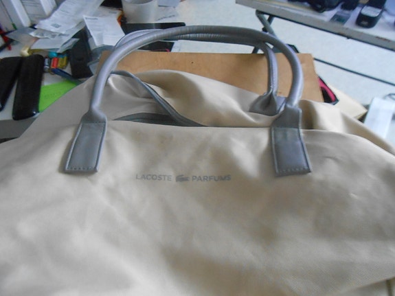 Lacoste parfums laukku. Mitat: 52 x 30.