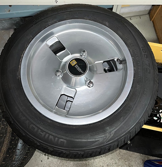 Renault 4-5-6 Alpine tippa vanteet Uniroyal renkain. (Ajamattomat)