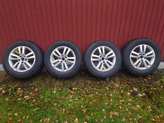 Nastarenkaat VW Tiguaaniin alumiinivanteilla  215/65 R16 vanne 6,5J x 16 H2