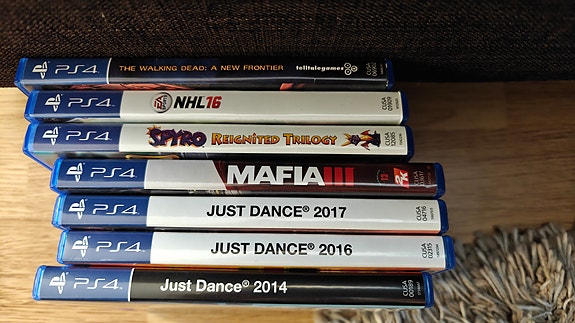 PS4 pelejä (twd a new frontier & nhl 16)