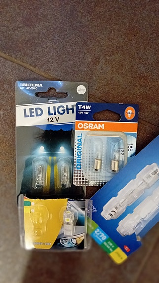 Auton polttimo. LED-valot 12V 14W ja Osram T10-signalivalot