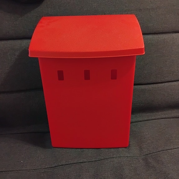 Myytävänä postilaatikko