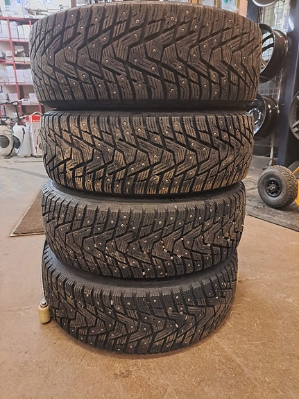 Volvon alkuperäiset alumiinivanteet 6x15 5x108 ET46 KR63.4 + nastarenkaat