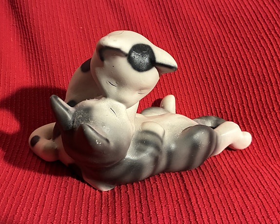 Pussaava kissa figuriini