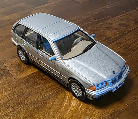 BMW 3-sarja Touring -malli 1:43 hopea pienoismalli