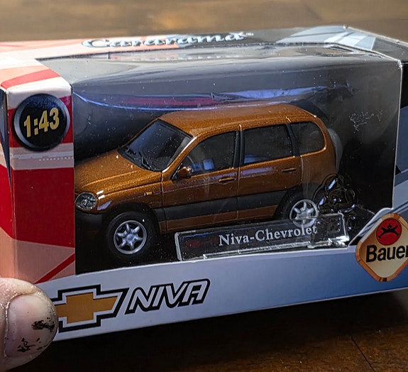 Chevrolet Niva 1:43 mittakaavan malliauto ruskea