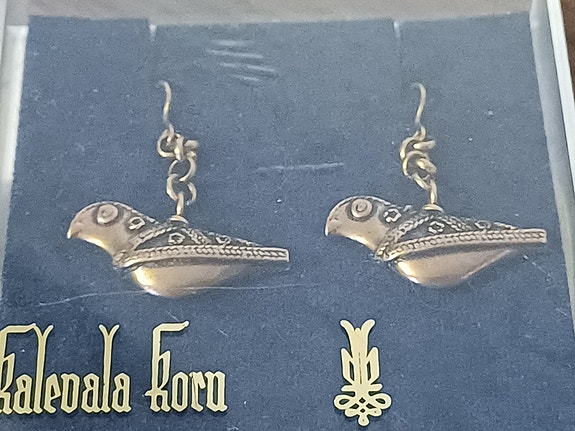 Täysin käyttämättömät Kalevalan Hattulan lintu korvakorut