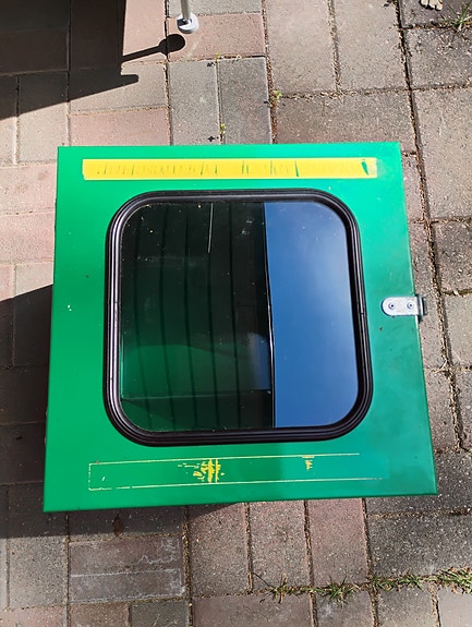 Metallinen seinään kiinnitettävä kaappi