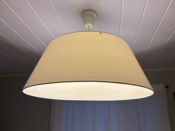 Myydään iso valkoinen lampunvarjostin