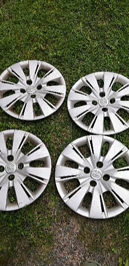 Toyota yaris /corolla 15" pölykapselit.
