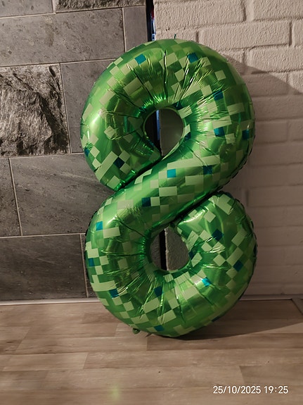 Syntymäpäivä pallo 8