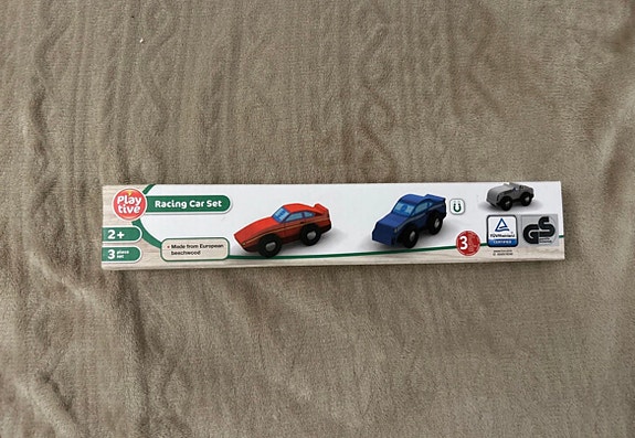 Uudet puiset autot