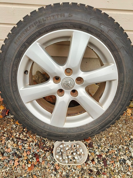 Toyota raw4 vm-09 aluvanteet nastarenkailla ja pulteilla.