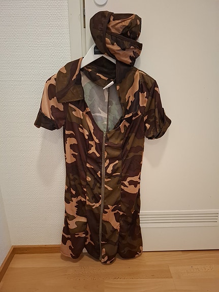 Kuvan armeijahenkinen naamiaisasu koko s