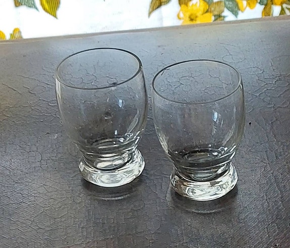 2 pientä vintage-lasia – kauniit vanhat snapsilasit