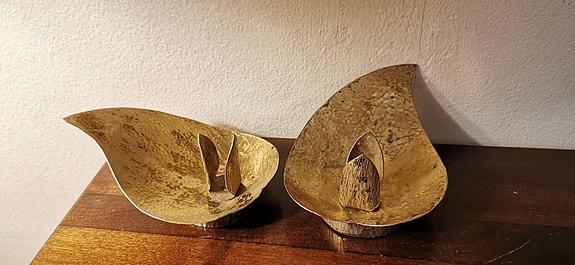 Messinkiset kynttilänjalat, lehdenmuotoiset
