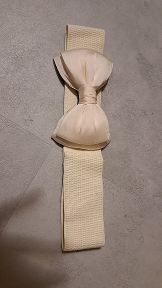 Uusi valkoinen patellavyö rusetilla, koko M