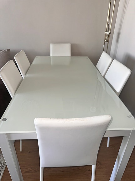 Lasi ruokapöytä ilman tuolit