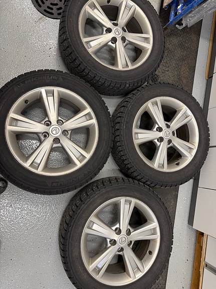 Michelin 235/55 R18 talvirenkaat Lexus RX vanteilla.