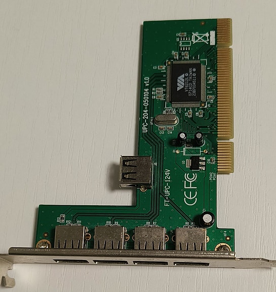 USB2 4 kpl ulkona + USB2 1 kpl sisällä PCI kortti