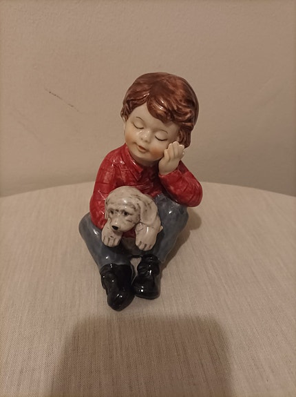 Posliininen poika ja koira figuuri