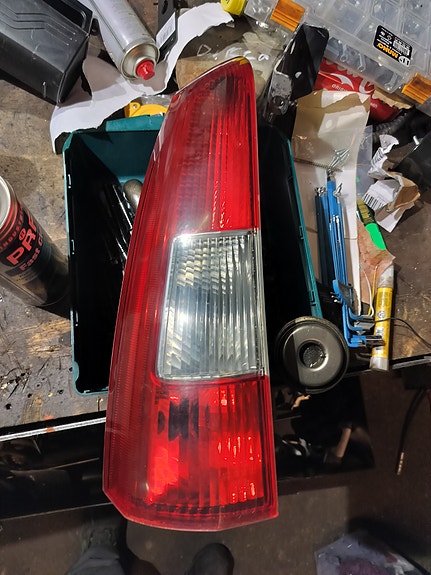 Volvo V70 VM 2003 mk2 Takavalo vasen yläosa