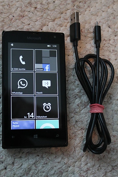 Kännykkä + USB latauskaapeli Lumia 435 Microsoft Nokia älypuhelin matkapuhelin