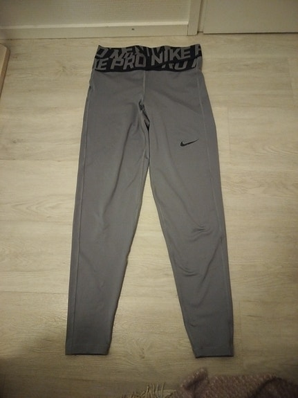 Nike treenihousut S