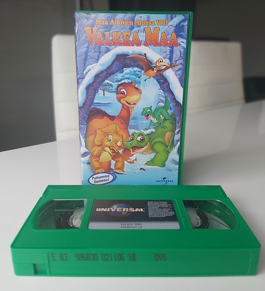 Maa Aikojen Alussa VIII Valkea Maa vhs