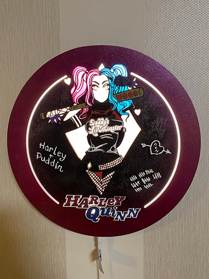 Harley Quinn seinävalaisin.