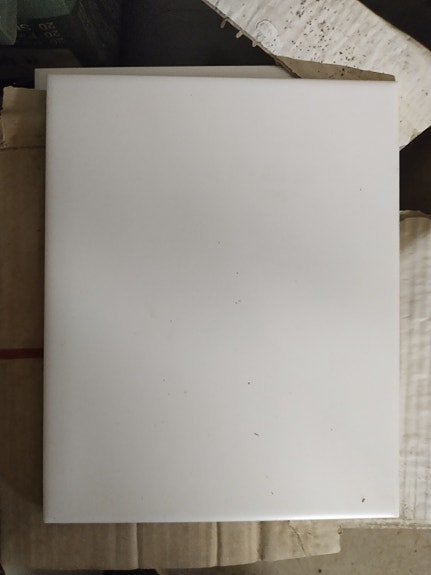 Pukkila 20x25 valkoisia laattoja