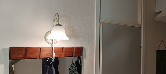 Seinälamppu lasikuvulla
