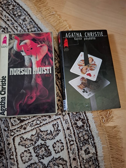 Agatha Christie - Norsun muisti ja Kortit pöydällä