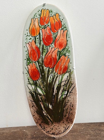 Heljä Liukko-Sundström Tulppaaneja Tulvillaan -seinälaatta.
