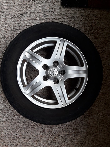 Mazdan aluvanteilla kesärenkaat Goodyear 195/65R15