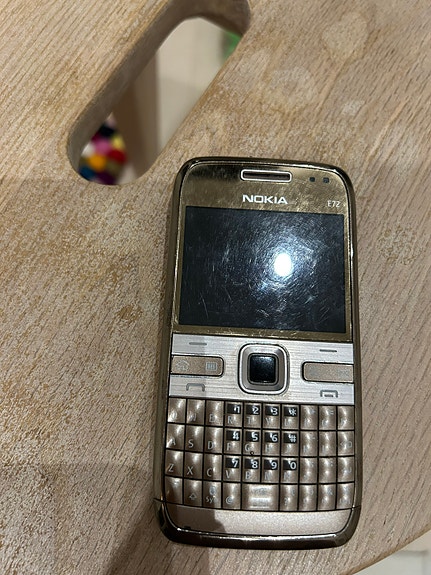 Nokia E72 puhelin