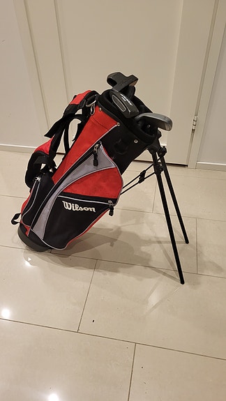 Lasten Wilson Golf bag, kaksi putteria ja 9/P maila