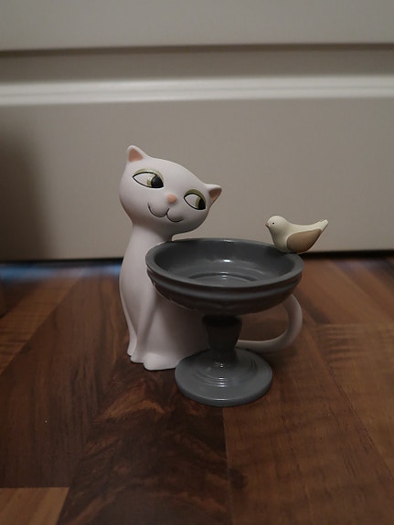 Partylite kissa ja suihkulähde