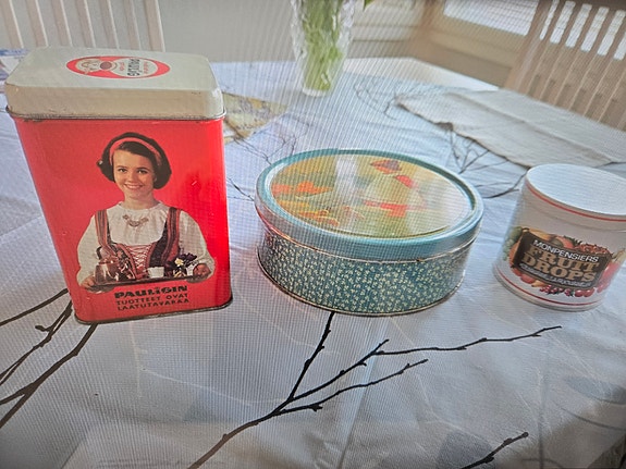 Kahvi ja peltipurkkeja.