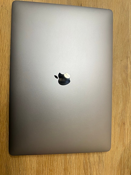 👉 MacBook Pro 16” i9 / 64GB / 4TB SSD – Vain 186 sykliä!