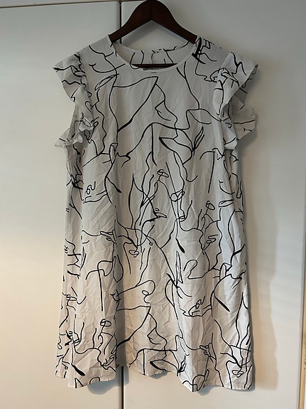 Mustavalkoinen mekko