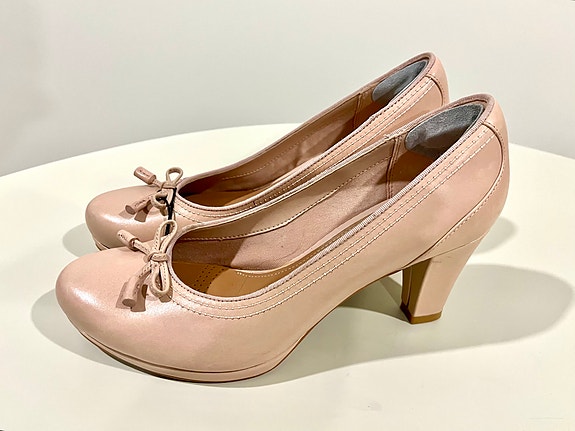Uudet Clarks vaaleanpunaiset korkokengät, 40