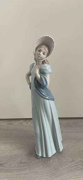 NAO by Lladro posliinifiguuri – tyttö sinisessä mekossa (n. 32 cm)