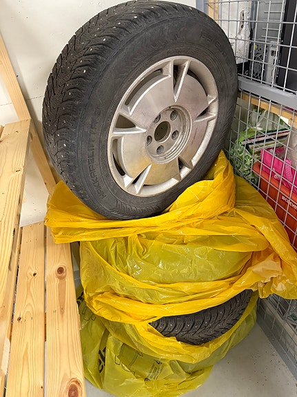 Hyvässä kunnossa olevat Honda Civicin talvirenkaat vanteineen vuodelta 2010
