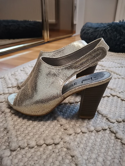 👠Kultaiset kengät